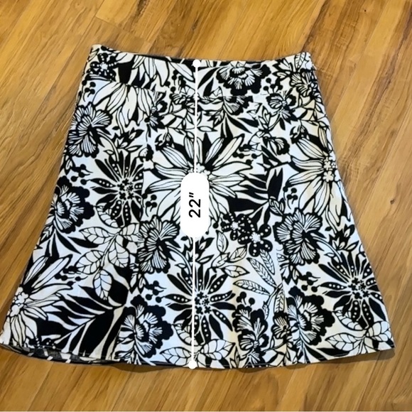 GAP Black and White Asymmetrical Floral Skirt Size 10 - Picture 3 of 7